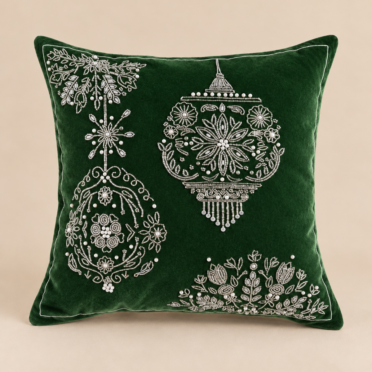 Cuscino Natalizio Decorativo Verde Bosco con Sfere di Natale Ricamate, Perline e Dettagli Argento