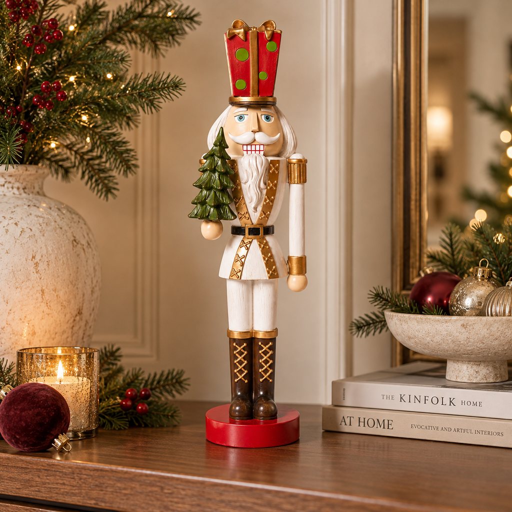 Schiaccianoci Natalizio Decorativo in Resina Bianco e Oro con Alberello Verde e Cappello Rosso – H 43 cm