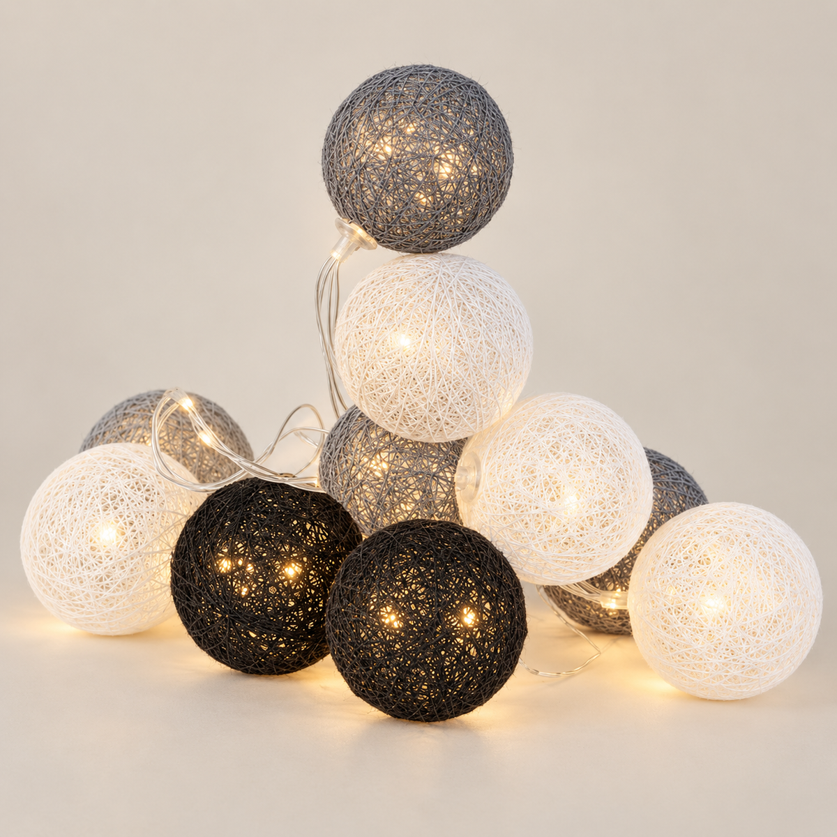 Ghirlanda Luminosa LED con Gomitoli Bianco, Nero e Grigio – 10 LED