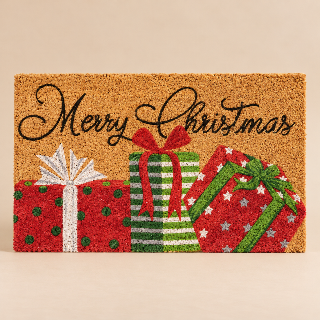 Zerbino Natalizio in Fibra di Cocco Naturale con Scritta Merry Christmas e Pacchi Regalo Rossi e Verdi – Collezione Benvenuto Natale! 75x45 cm