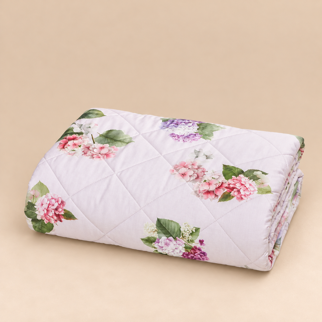 Trapunta Leggera Matrimoniale Bloom Hydrangea in Raso di Puro Cotone 300 T.C. con Ortensie Rosa e Lilla su Fondo Bianco 270 x 270 cm – Tessitura Randi