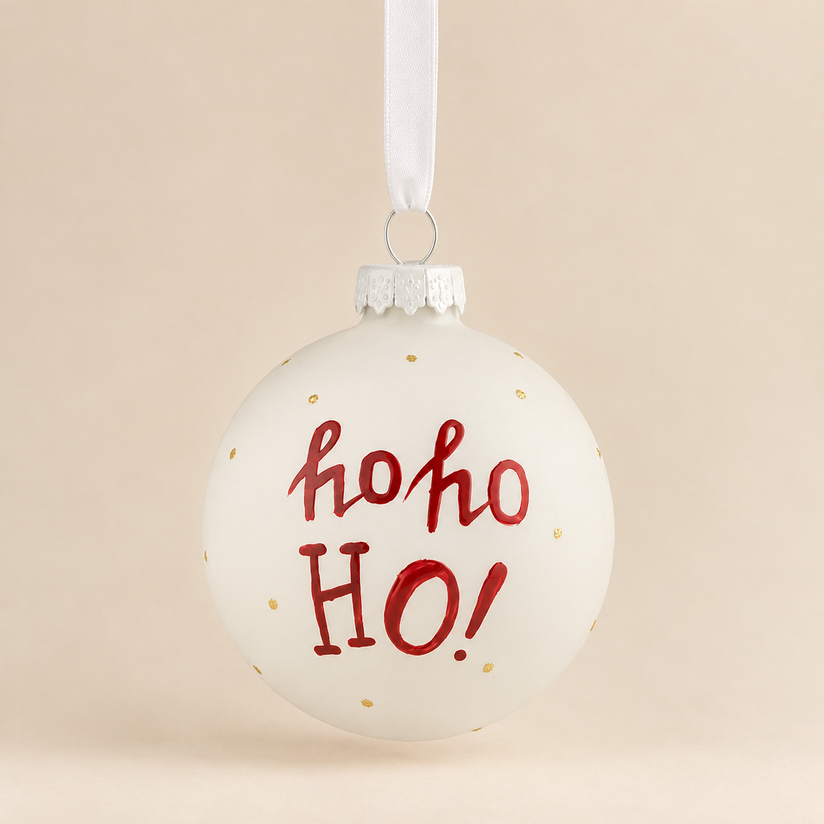 Sfera Natalizia in Vetro Bianco Opaco con Scritta Ho Ho Ho Rossa e Pois Dorati Ø8,5 cm