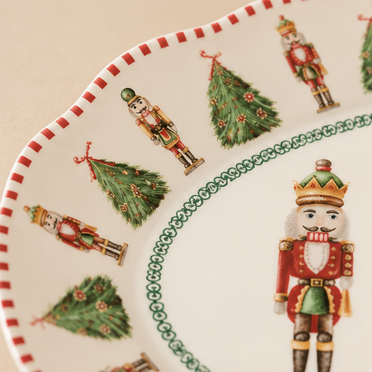 Piatto da Portata Natalizio Ovale Christmas Carol in Porcellana con Schiaccianoci e Alberi di Natale 29,5 cm