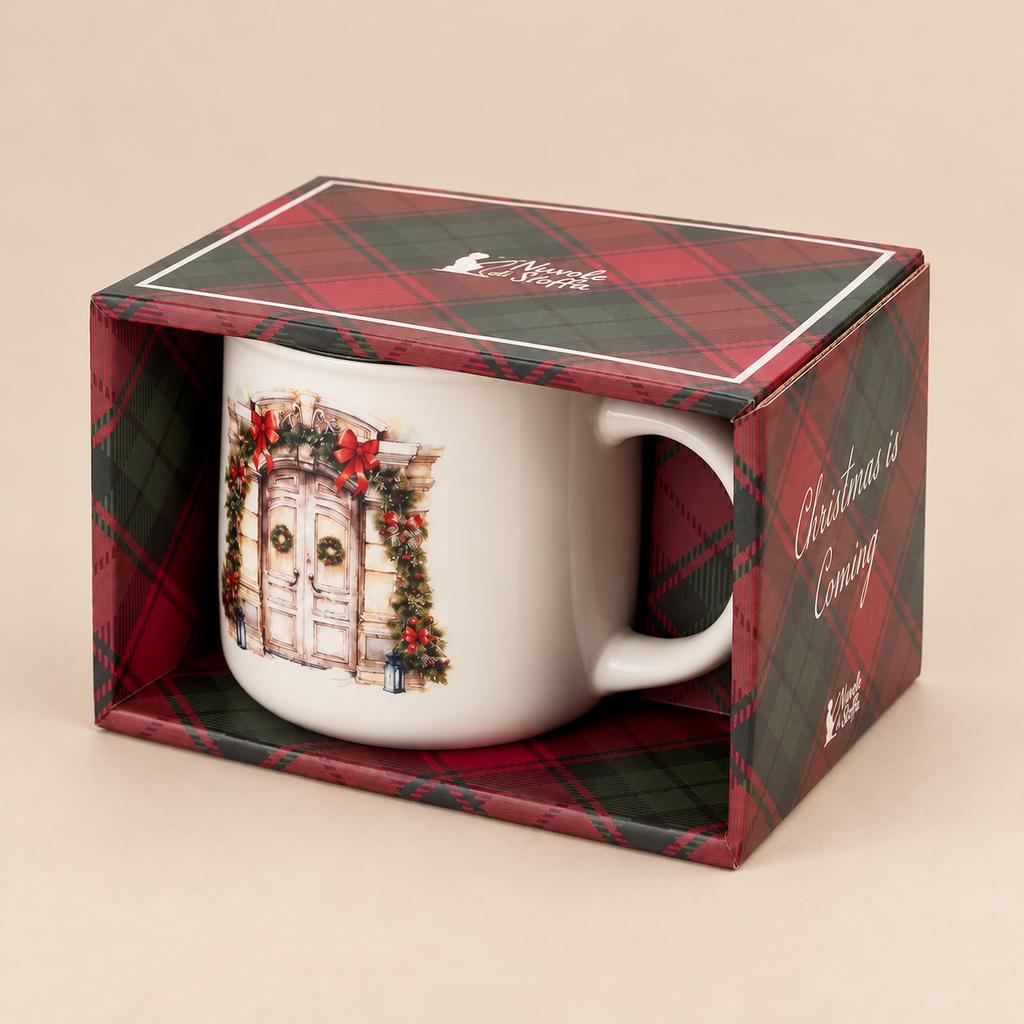Tazza Natalizia in Ceramica Color Crema con Portone, Ghirlande e Fiocchi Rossi – Collezione Christmas is Coming