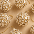 Sfera di Natale con Fiori in Ottone Dorato e Rivestimento Effetto Tessuto – Ø 10 cm