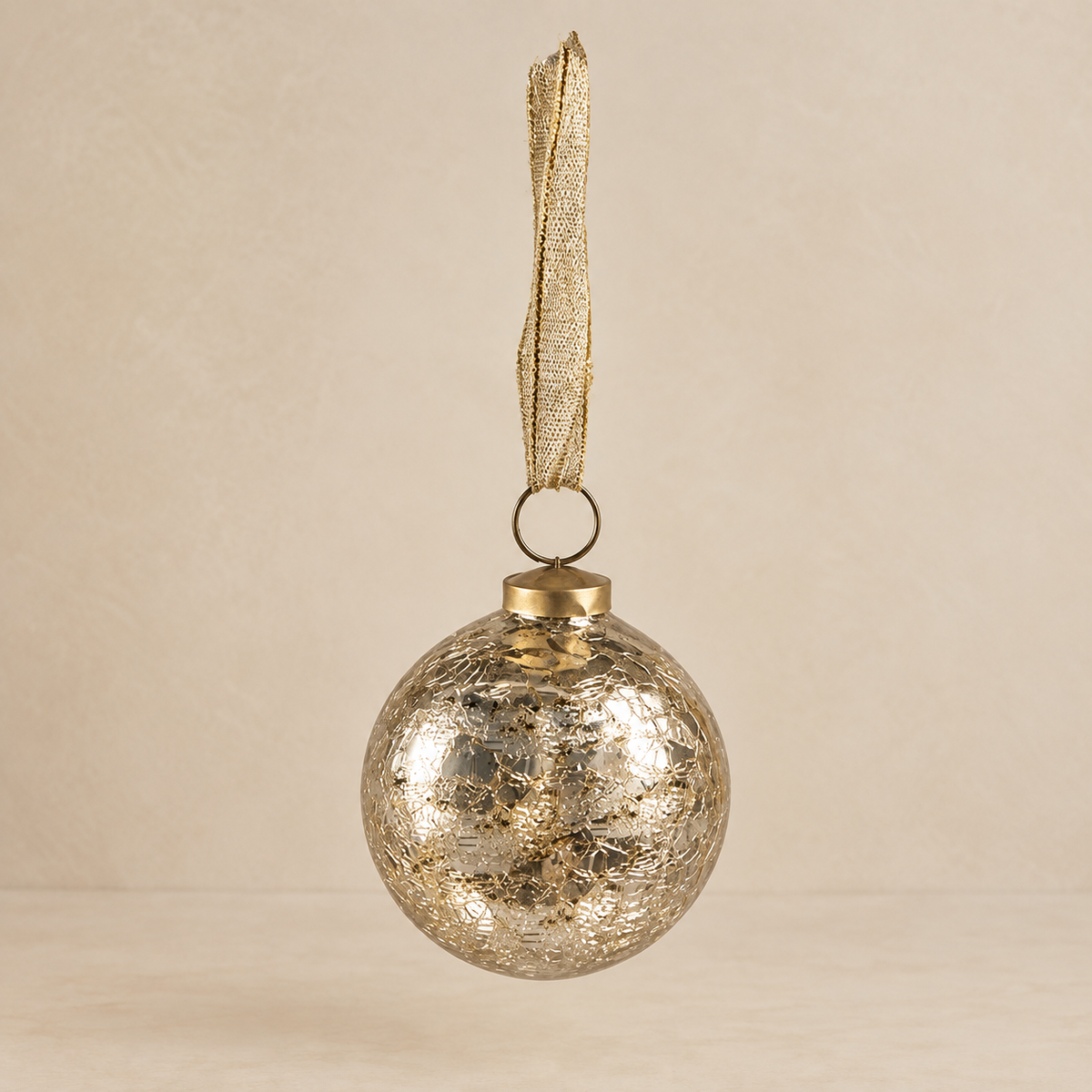 Sfera di Natale in Vetro Oro Anticato con Effetto Craquelé e Nastro Dorato – Ø 10 cm