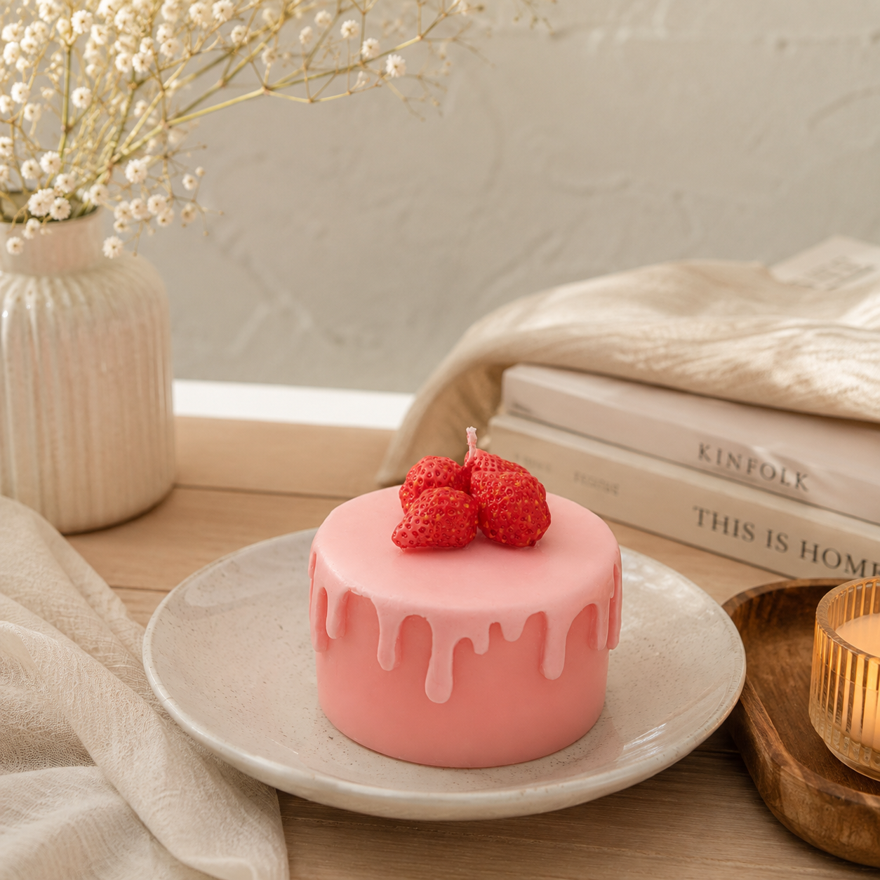Candela Decorativa a Forma di Torta con Fragole