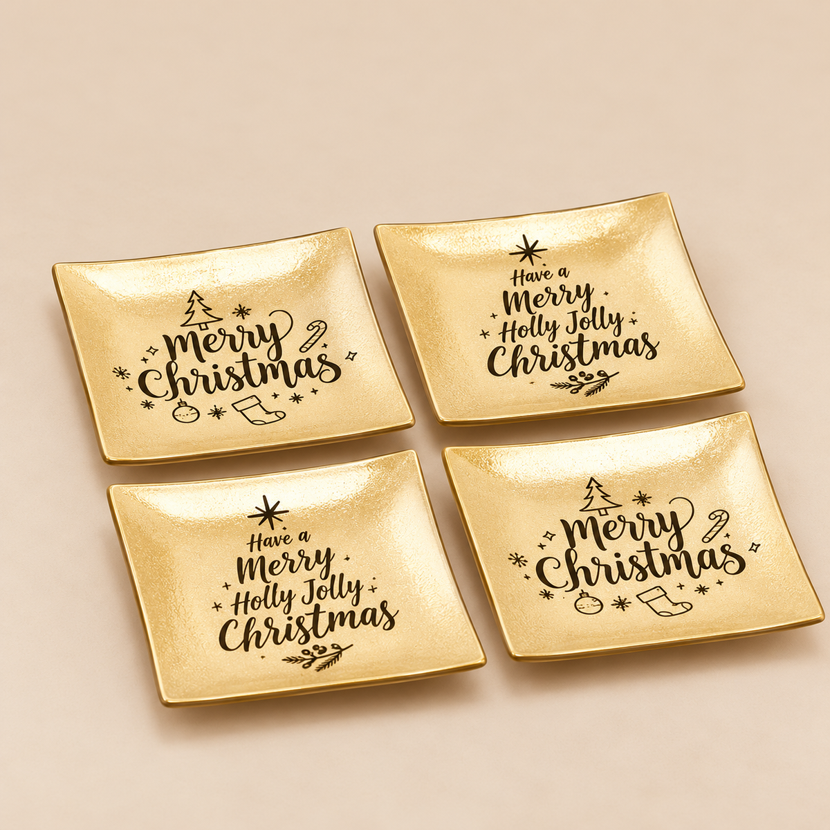 Set 4 Piattini Quadrati Natalizi Oro con Scritta Merry Christmas e Have a Merry Holly Jolly Christmas – 11,5x11,5 cm