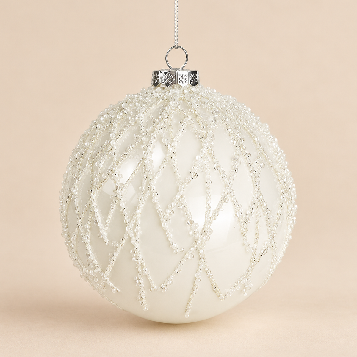 Sfera di Natale in Vetro Bianco Lucido con Decori a Rombi Effetto Ghiaccio e Glitter Argento – Ø 12 cm