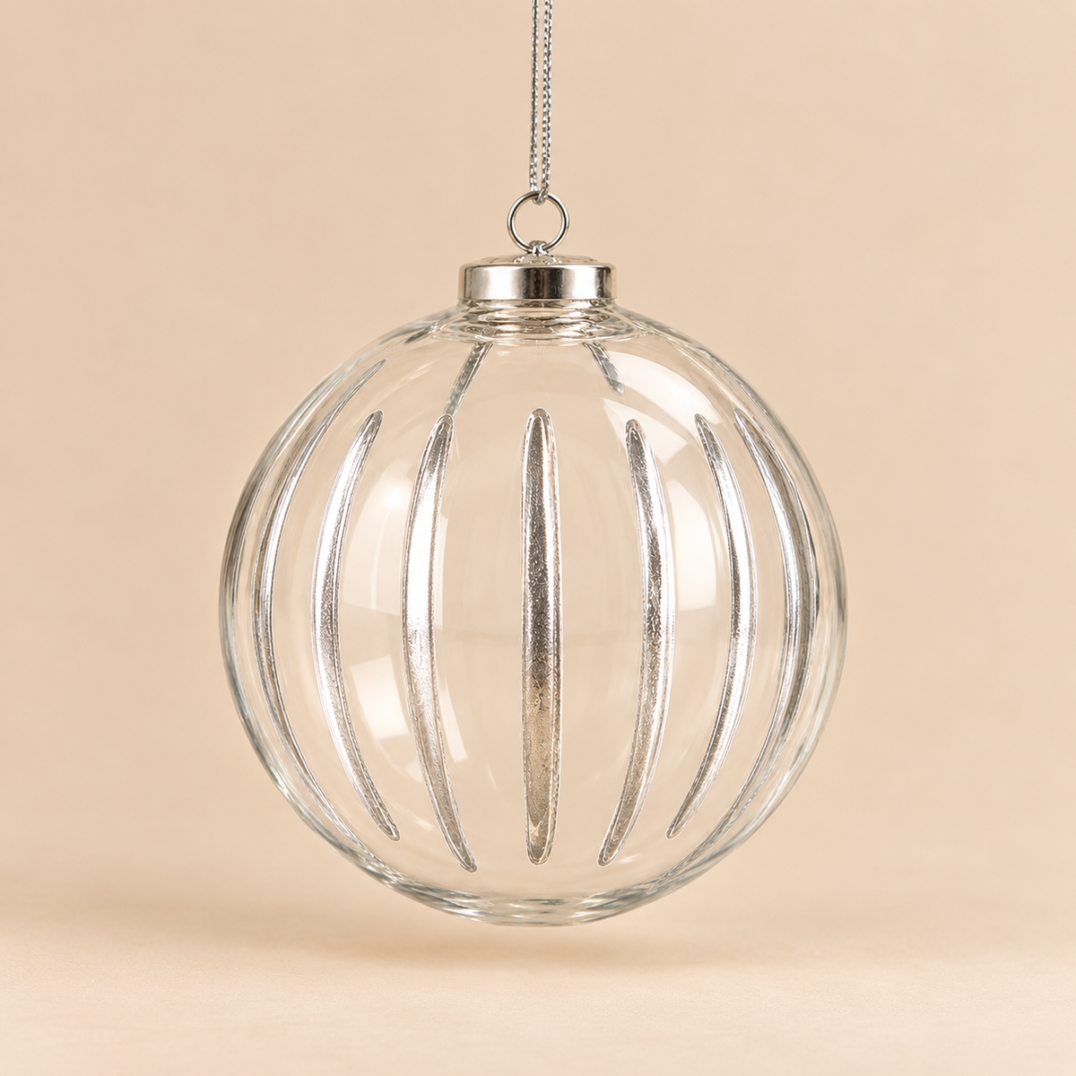 Sfera di Natale in Vetro Trasparente con Righe Verticali Argentate – Ø 12 cm