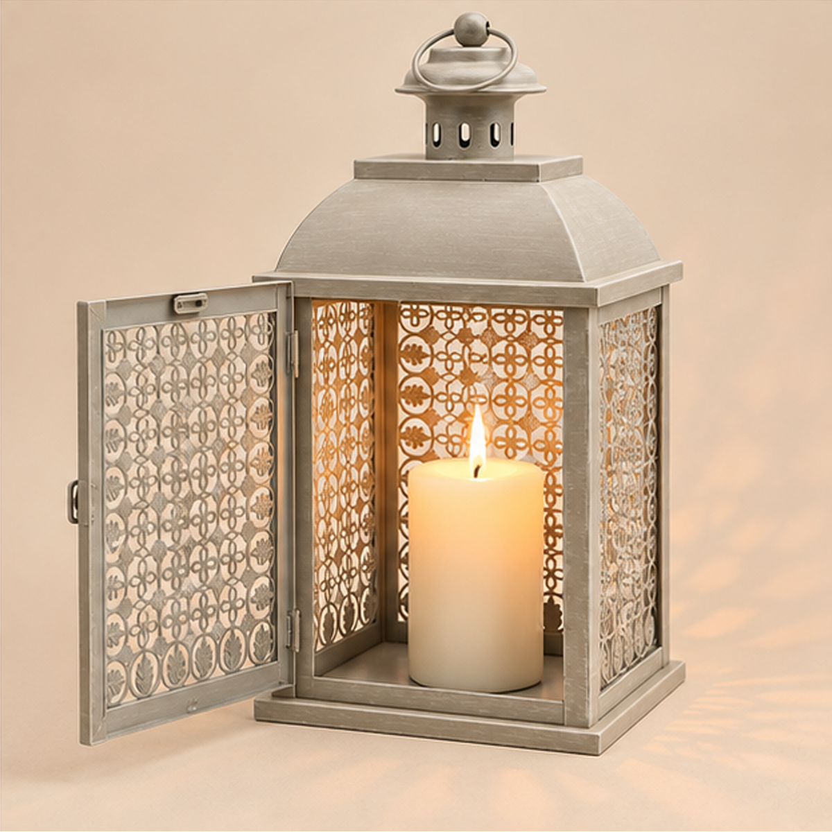 Lanterna Decorativa Traforata Grigio Chiaro in Metallo 20 x 15 x H 38 cm