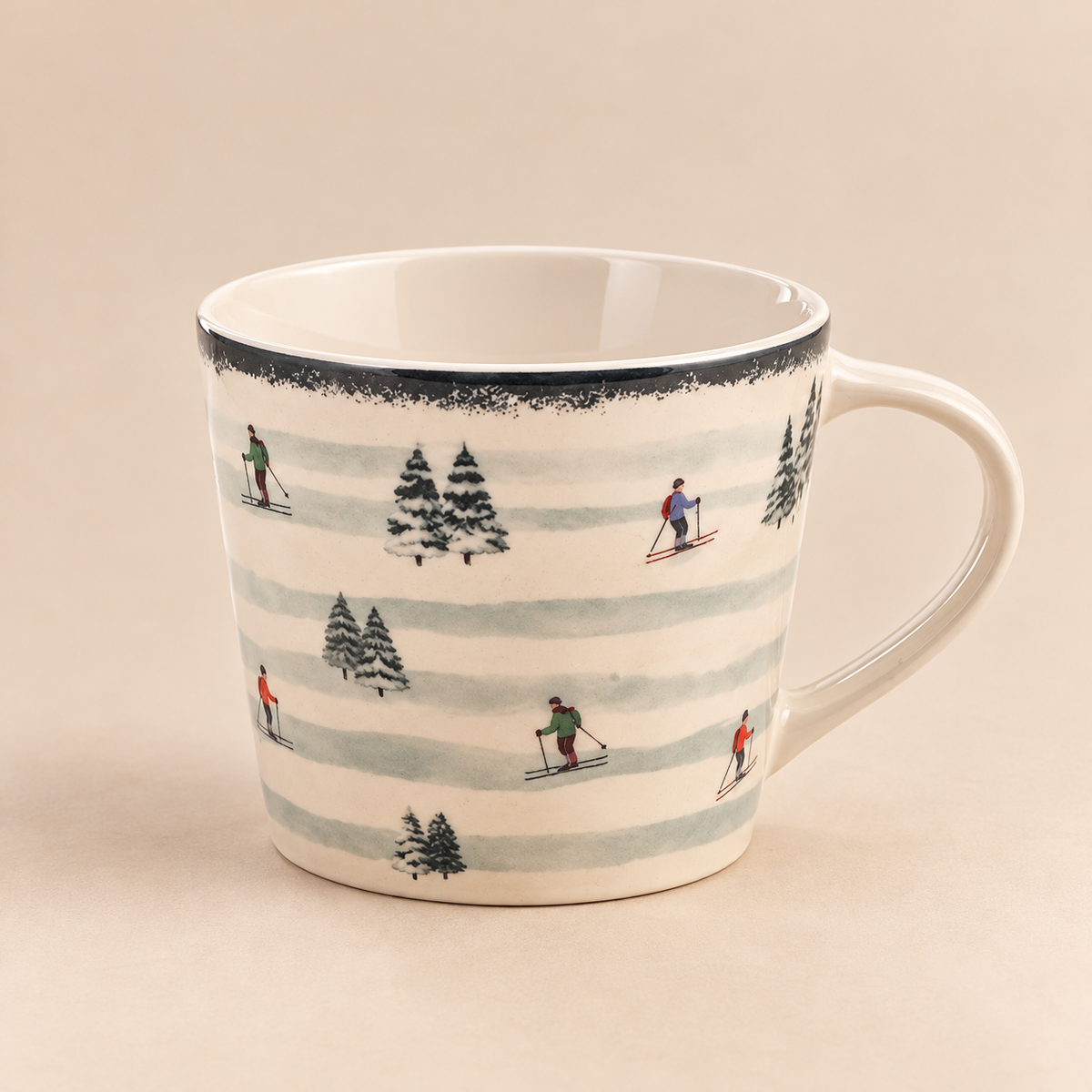 Tazza da Tè Village – Decoro Paesaggio Invernale con Sciatori e Abeti – 280 ml