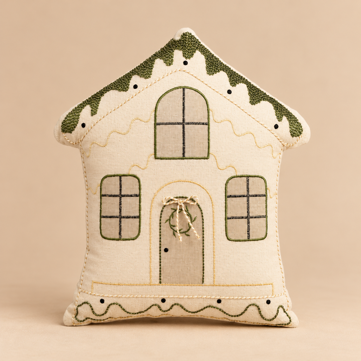 Cuscino Natalizio a Forma di Casetta di Pan di Zenzero Sweet Home in Cotone Avorio con Ricami Verdi – 45x42 cm