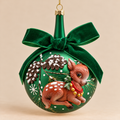 Sfera di Natale EDG in Vetro Verde Smeraldo con Cerbiatto in Rilievo e Fiocco in Velluto – 10 cm