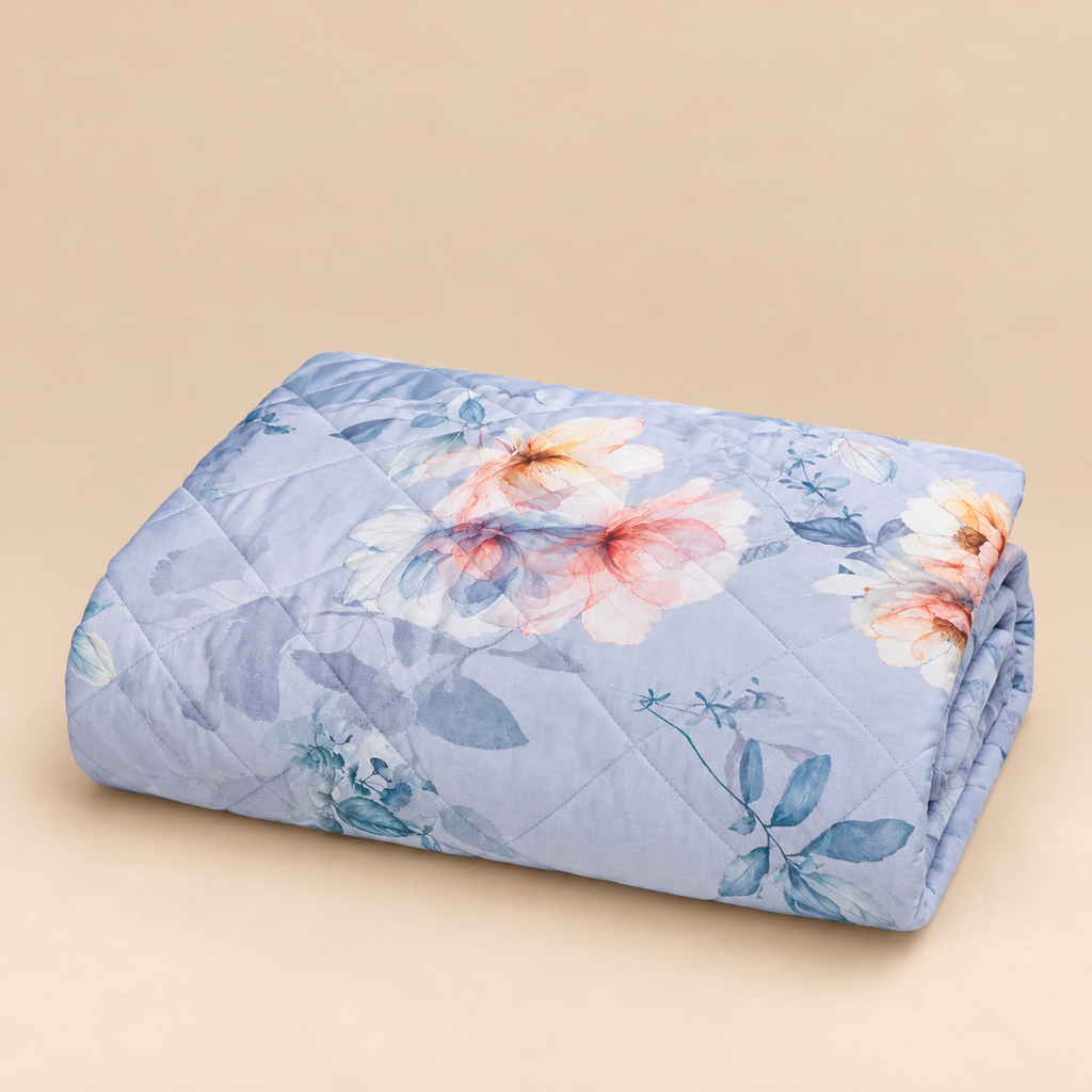 Trapunta Leggera Matrimoniale Peony Bloom in Raso di Puro Cotone 300 T.C. con Fantasia Floreale Azzurro Polvere e Rosa Pesca 270 x 270 cm – Tessitura Randi