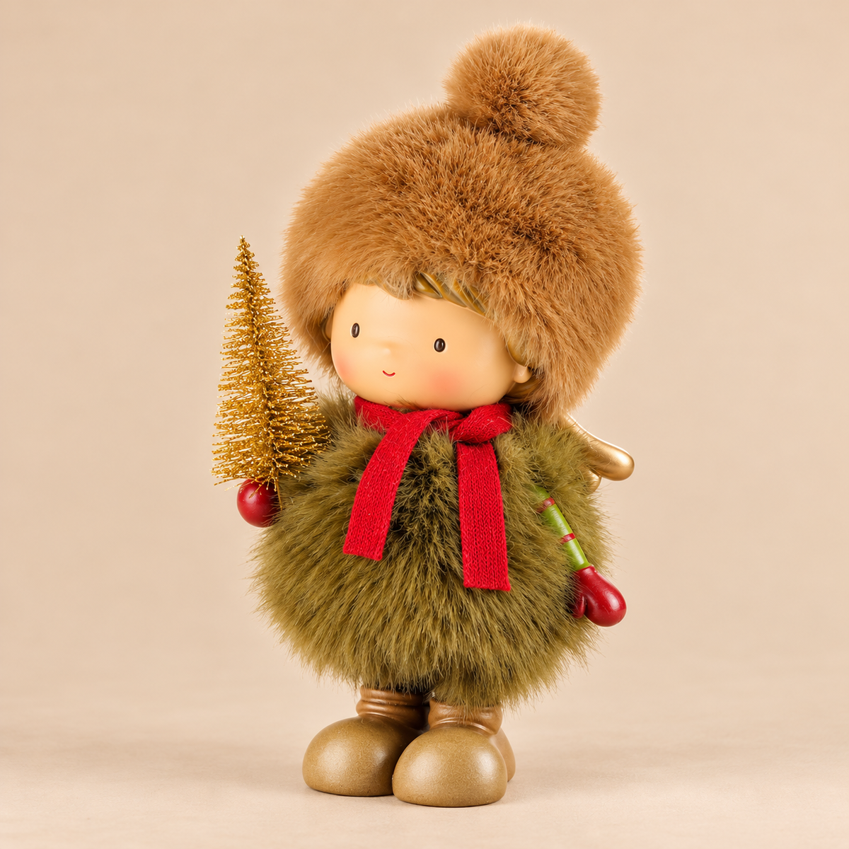 Bambina Natalizia con Alberello Oro, Cappello in Ecopelliccia Marrone e Sciarpa Rossa – Collezione Festa nel Bosco 12x9x22 cm