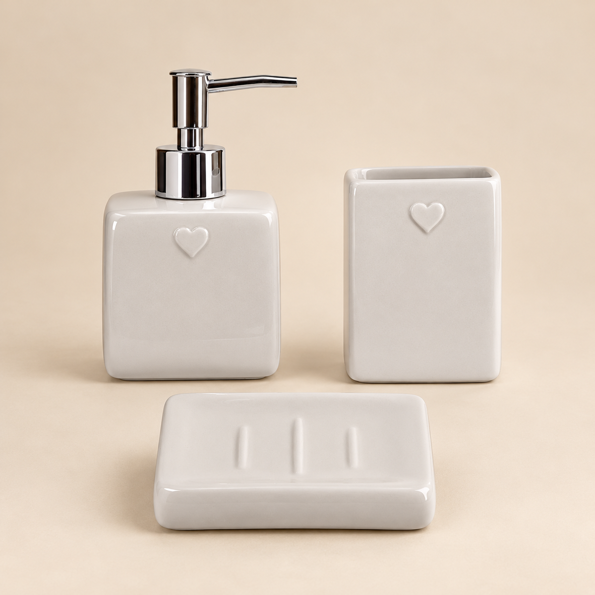 Set Accessori Bagno 3 Pezzi in Ceramica con Cuori in Rilievo – Dispenser Sapone, Portaspazzolini e Portasapone