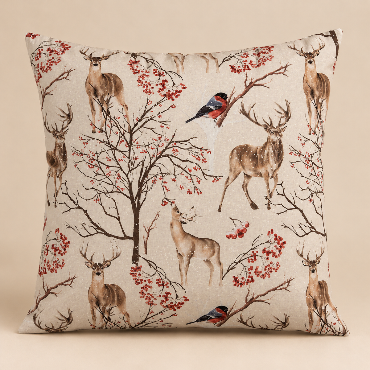 Cuscino Natalizio Decorativo Beige con Cervi, Uccellini e Bacche Rosse 45 x 45 cm