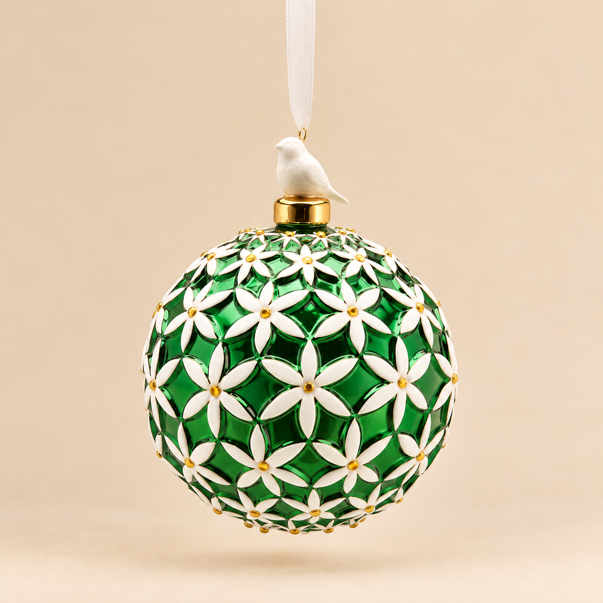 Sfera di Natale n Vetro Verde Smeraldo con Fiori Bianchi in Porcellana e Uccellino – Ø 10 cm