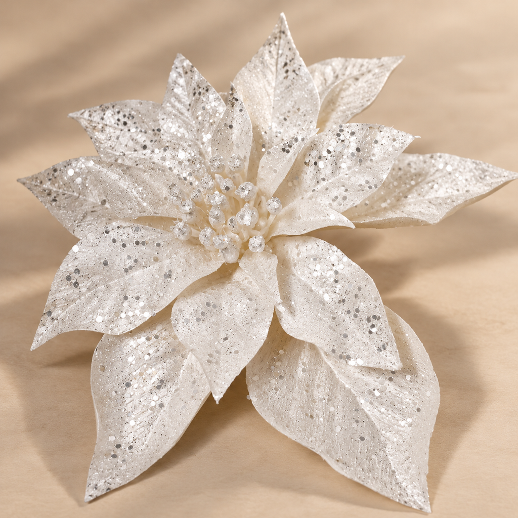 Stella di Natale Bianca e Argento con Petali Glitterati e Bacche Decorative – Ø 21 cm