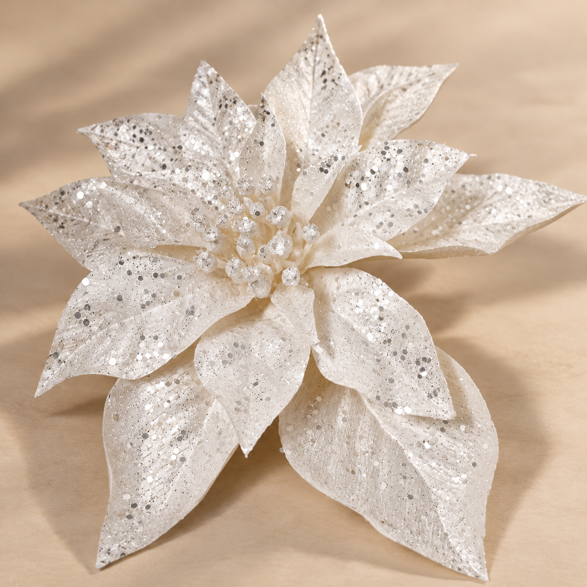 Stella di Natale Bianca e Argento con Petali Glitterati e Bacche Decorative – Ø 21 cm