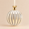 Sfera di Natale in Vetro Bianco Avorio Lucido con Righe Verticali Oro e Corona Dorata – Ø 10 cm