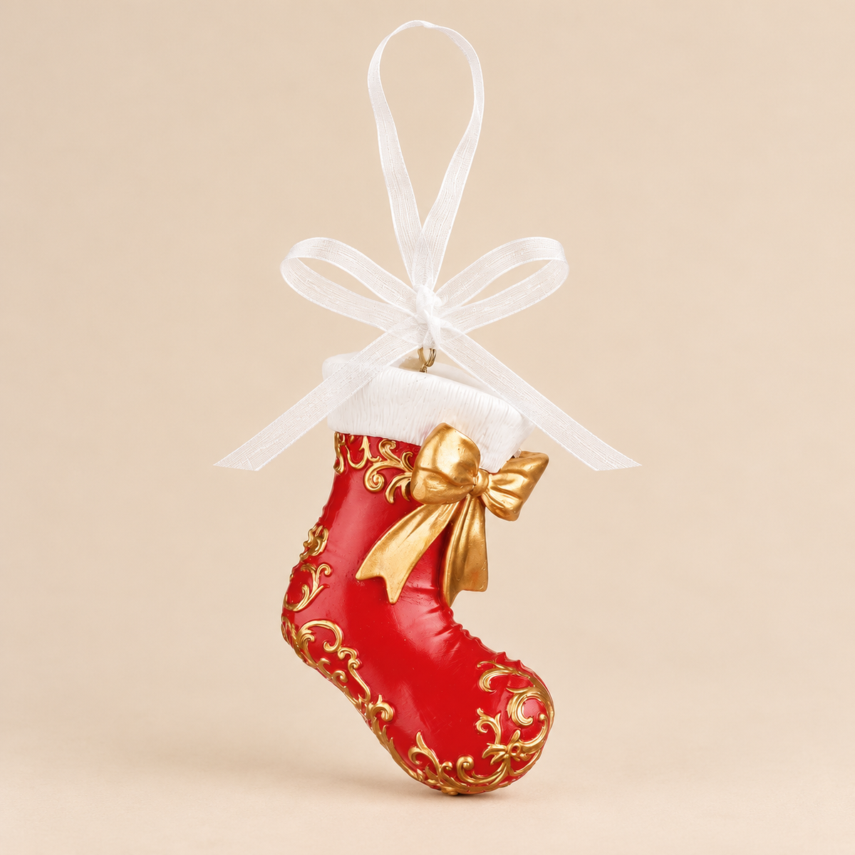 Decorazione Natalizia da Appendere a Forma di Calza della Befana Rossa con Fiocco Oro – Collezione Festa in Rosso 7x2x9 cm