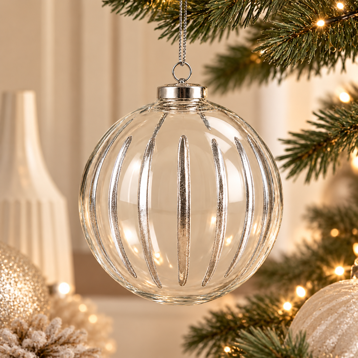 Sfera di Natale in Vetro Trasparente con Righe Verticali Argentate – Ø 12 cm