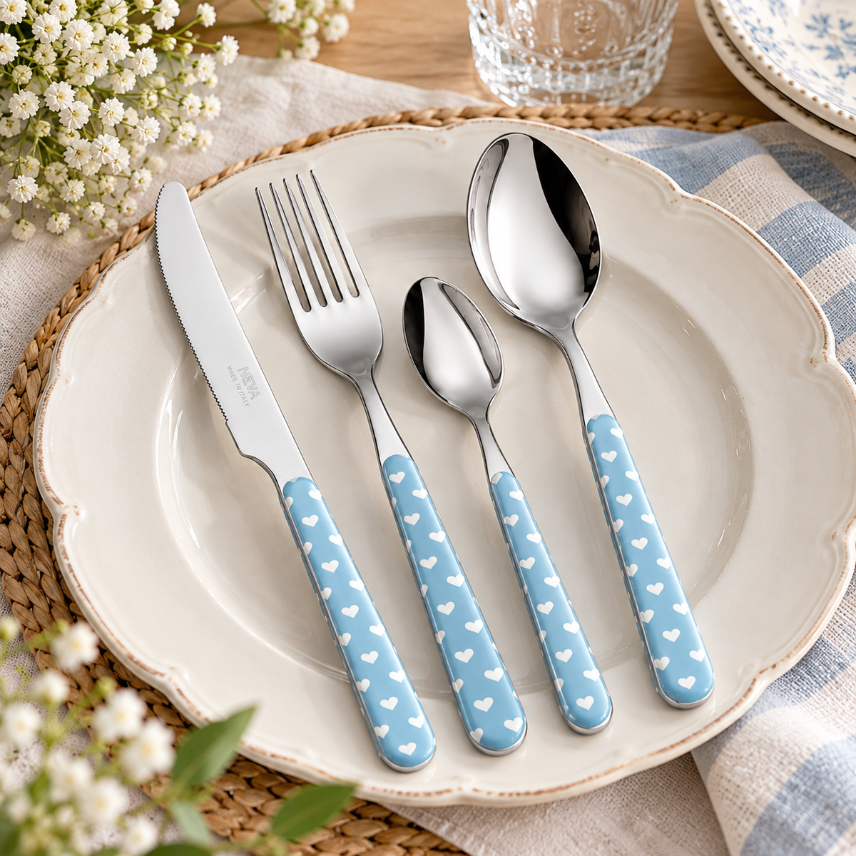 Servizio Posate 24 Pezzi Bistrot Azzurro con Cuori Bianchi – Acciaio Inox 18/10
