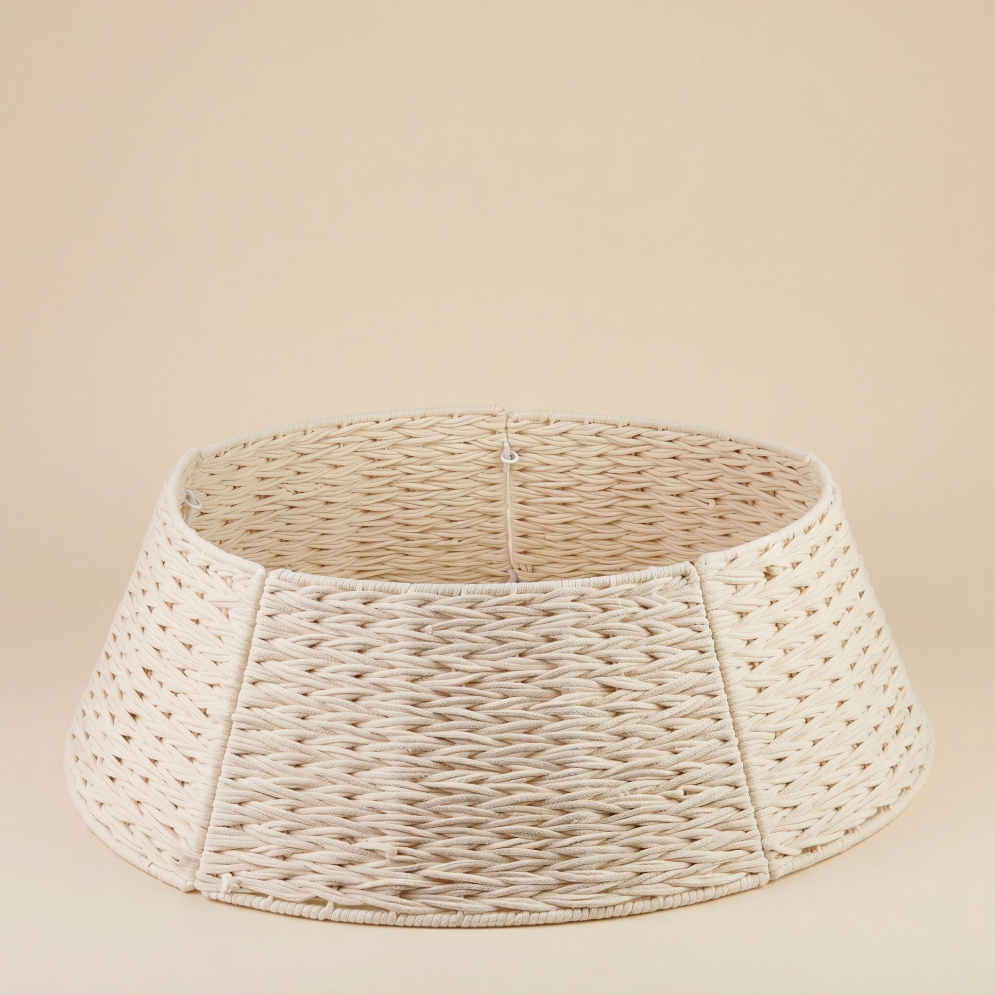 Cesta intrecciata copribase albero