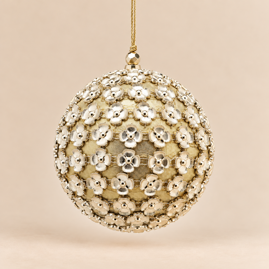 Sfera di Natale con Fiori in Ottone Dorato e Rivestimento Effetto Tessuto – Ø 10 cm