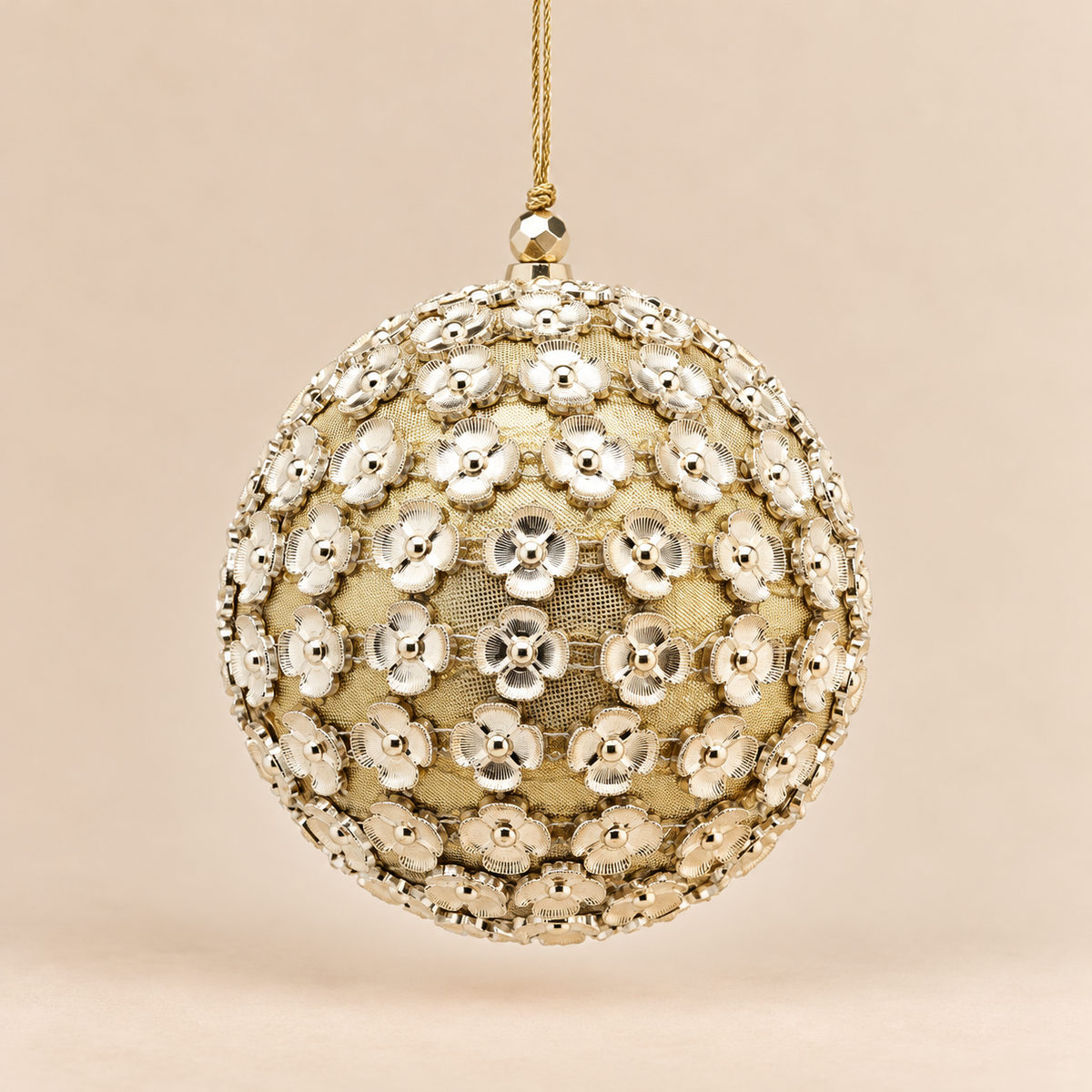 Sfera di Natale con Fiori in Ottone Dorato e Rivestimento Effetto Tessuto – Ø 10 cm