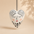 Decoro Cuore Viso in Ceramica – 9 x H 10 cm