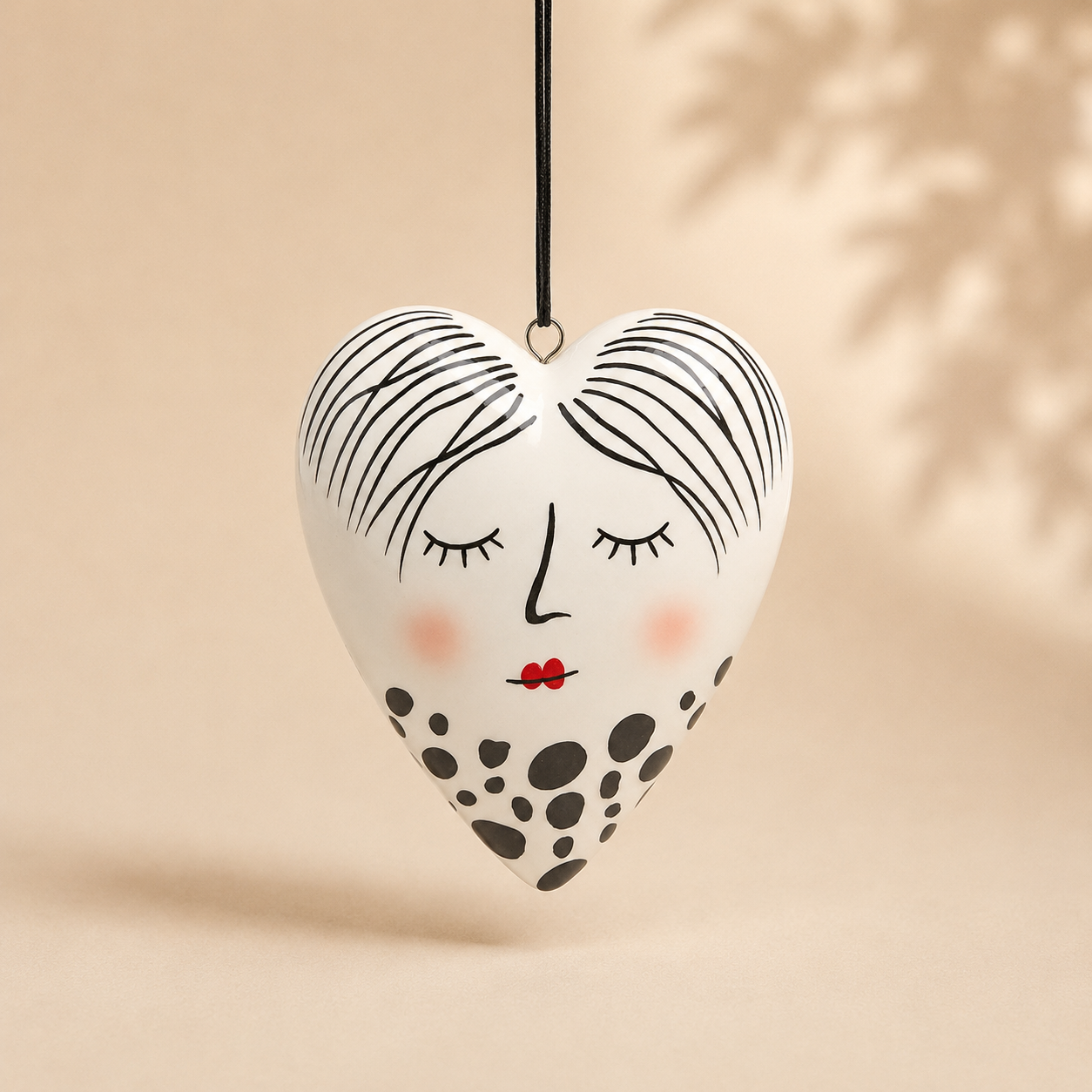 Decoro Cuore Viso in Ceramica – 9 x H 10 cm
