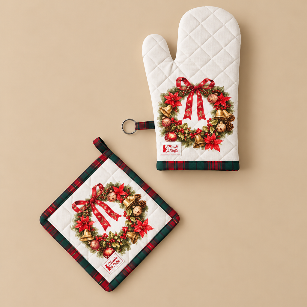 Set Guanto da Forno e Presina Natalizia in Cotone Christmas is Coming con Ghirlanda, Fiocco Rosso e Campanellini – 18x18 / 19x32 cm