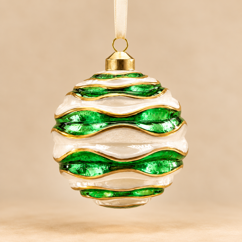Sfera di Natale in Vetro Bianco e Verde Smeraldo con Onde in Rilievo e Profili Oro – Ø 10 cm
