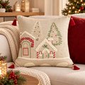 Cuscino Natalizio Sweet Home in Cotone con Casette e Alberi di Natale Ricamati e Nappine Rosse – 45x45 cm