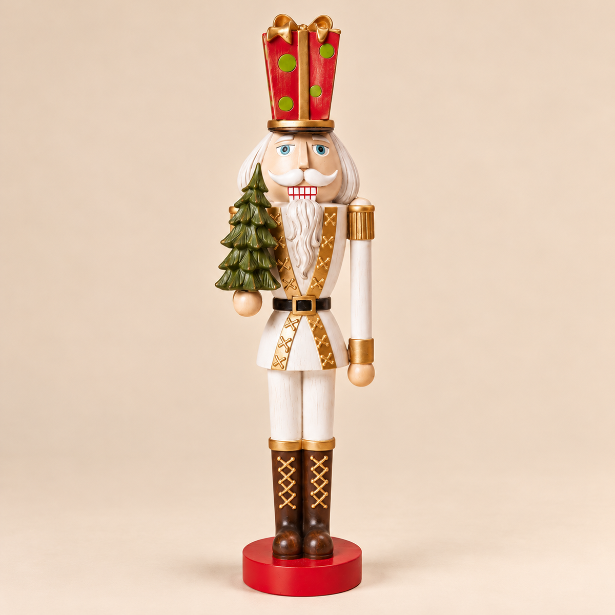 Schiaccianoci Natalizio Decorativo in Resina Bianco e Oro con Alberello Verde e Cappello Rosso – H 43 cm