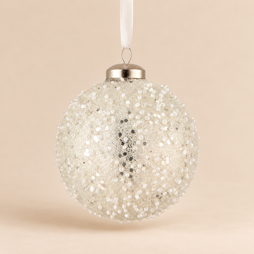 Sfera di Natale in Vetro Bianco Perlato con Perline e Paillettes Argentate – Ø 8 cm