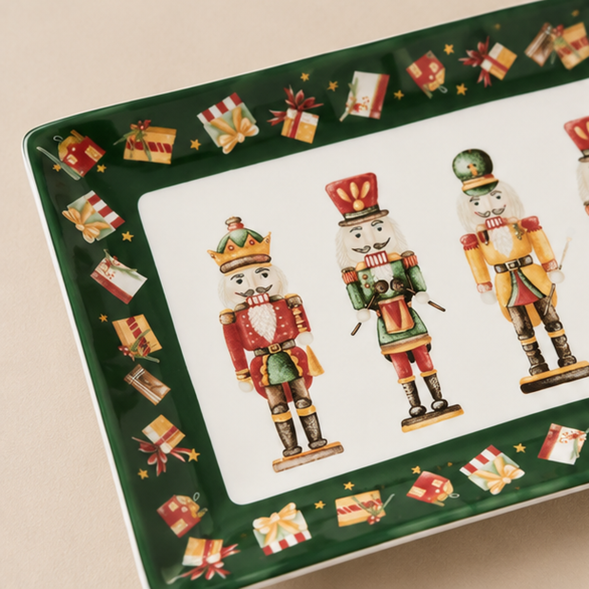 Vassoio Natalizio Rettangolare Christmas Carol in Porcellana con Schiaccianoci e Pacchi Regalo 31,5 x 17,5 cm