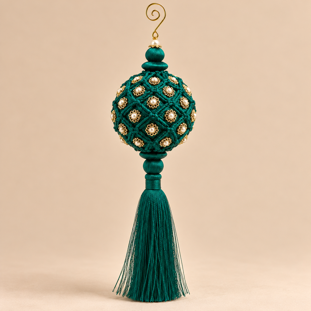 Sfera Natalizia EDG Verde Smeraldo Scuro con Ricamo Intrecciato, Dettagli Dorati e Nappa Ø8xH28 cm