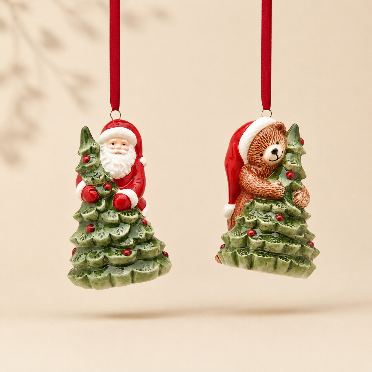 Decoro Pendente Babbo Natale e Orso con Albero – H 10 cm