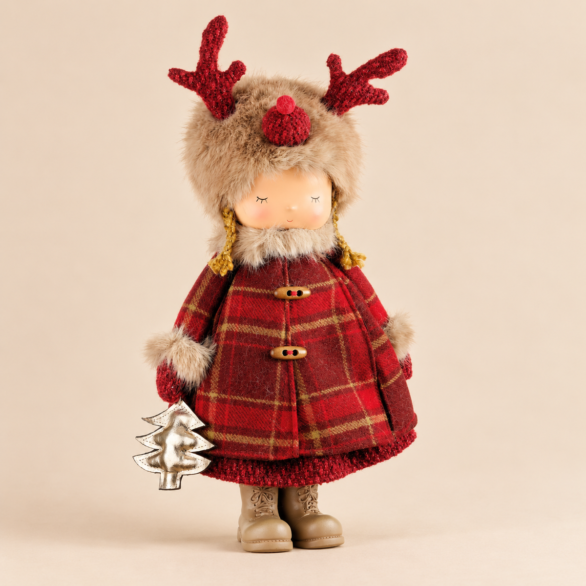 Bambina Natalizia Grande con Cappello Renna, Cappotto Rosso Tartan e Alberello Oro – Collezione Festa nel Bosco 20x12x37 cm