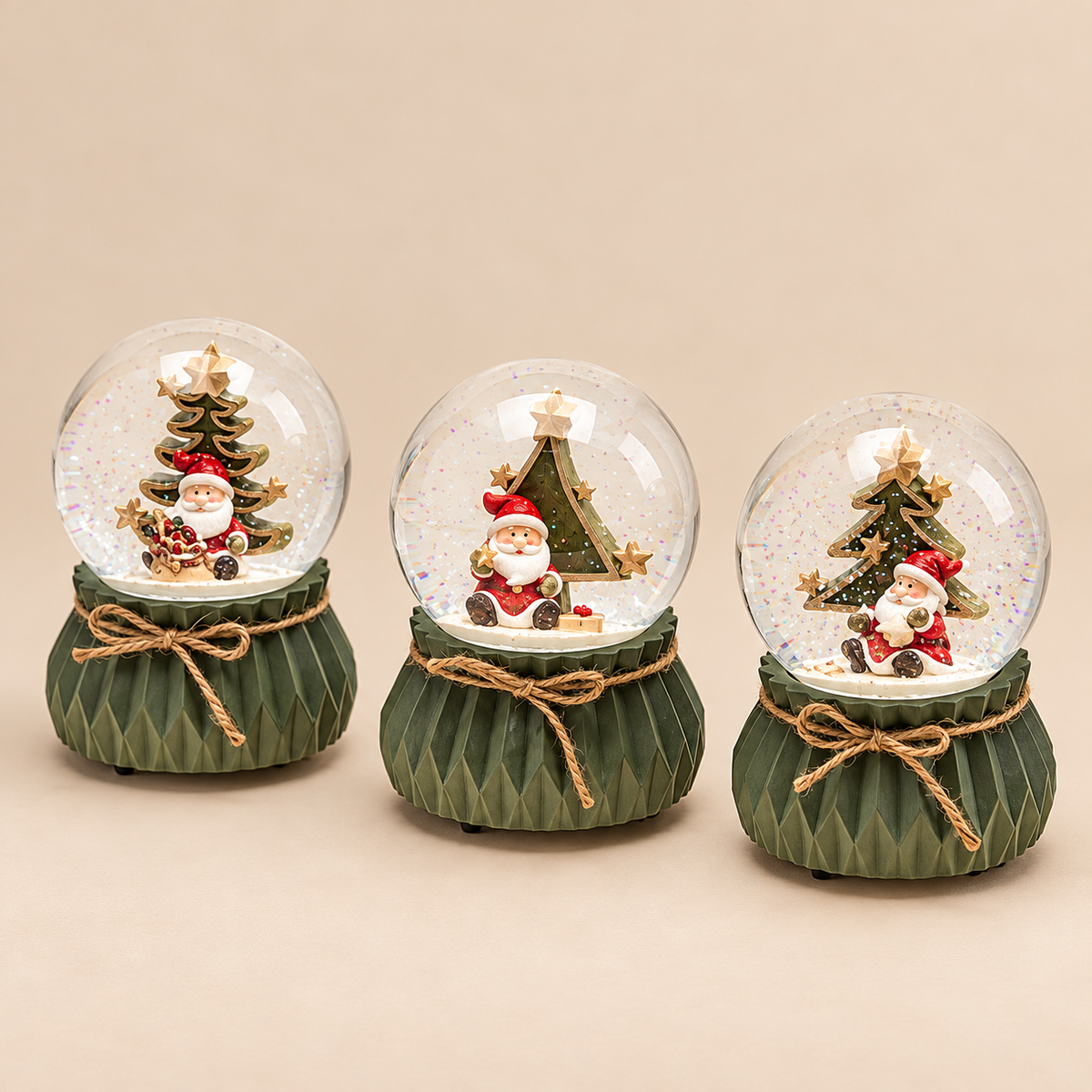 Sfera d'Acqua Natalizia con Babbo Natale e Albero, Base Verde con Fiocco in Corda