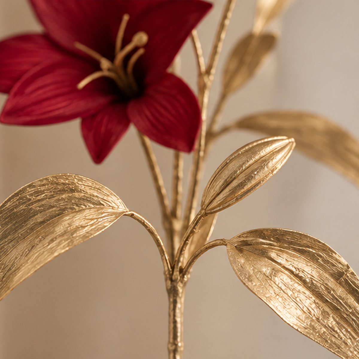 Ramo Decorativo con Gigli Burgundy e Foglie Oro H 75 cm