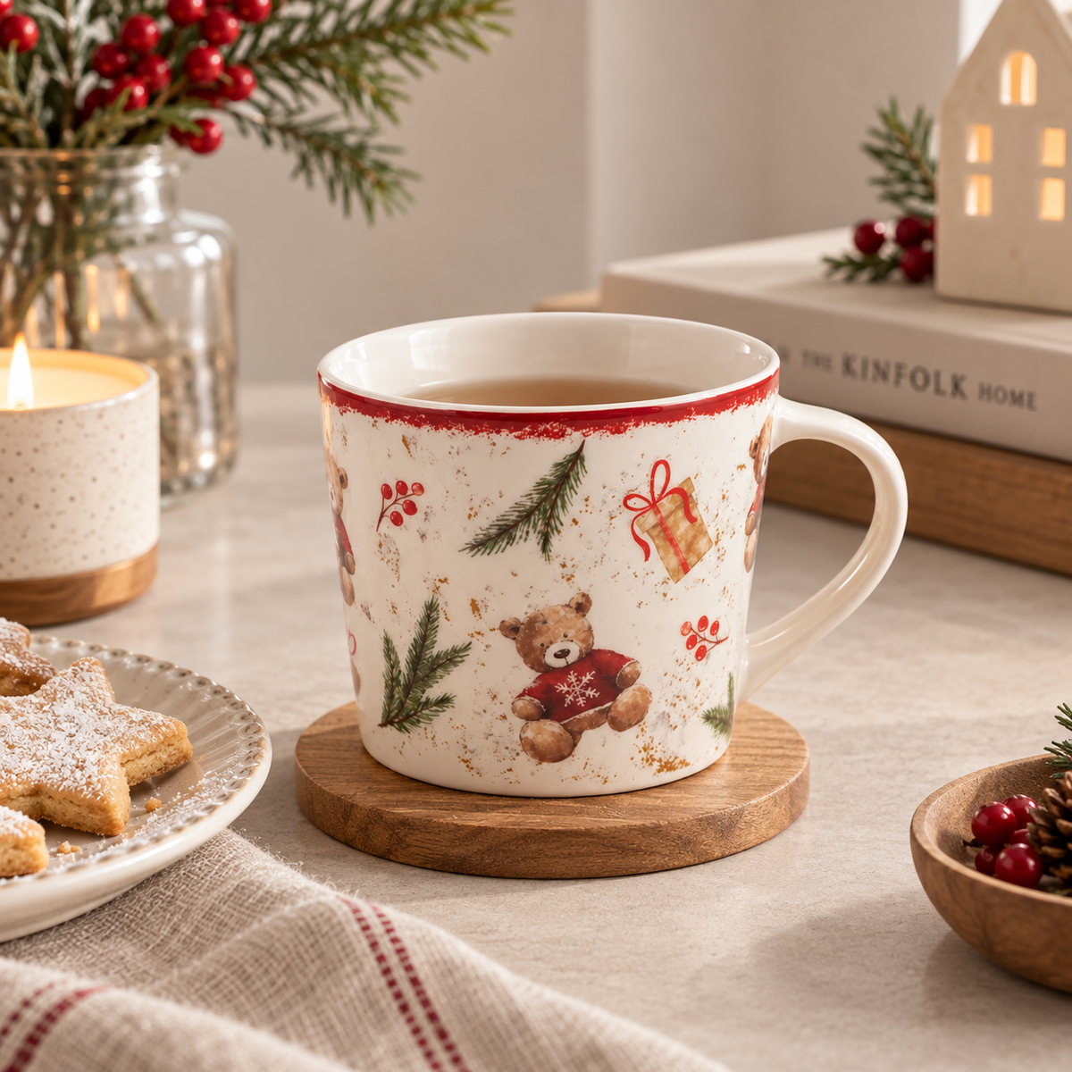 Tazza da Tè Village  – Decoro Natalizio con Orsetto, Pacchi Regalo e Rami di Abete – 280 ml