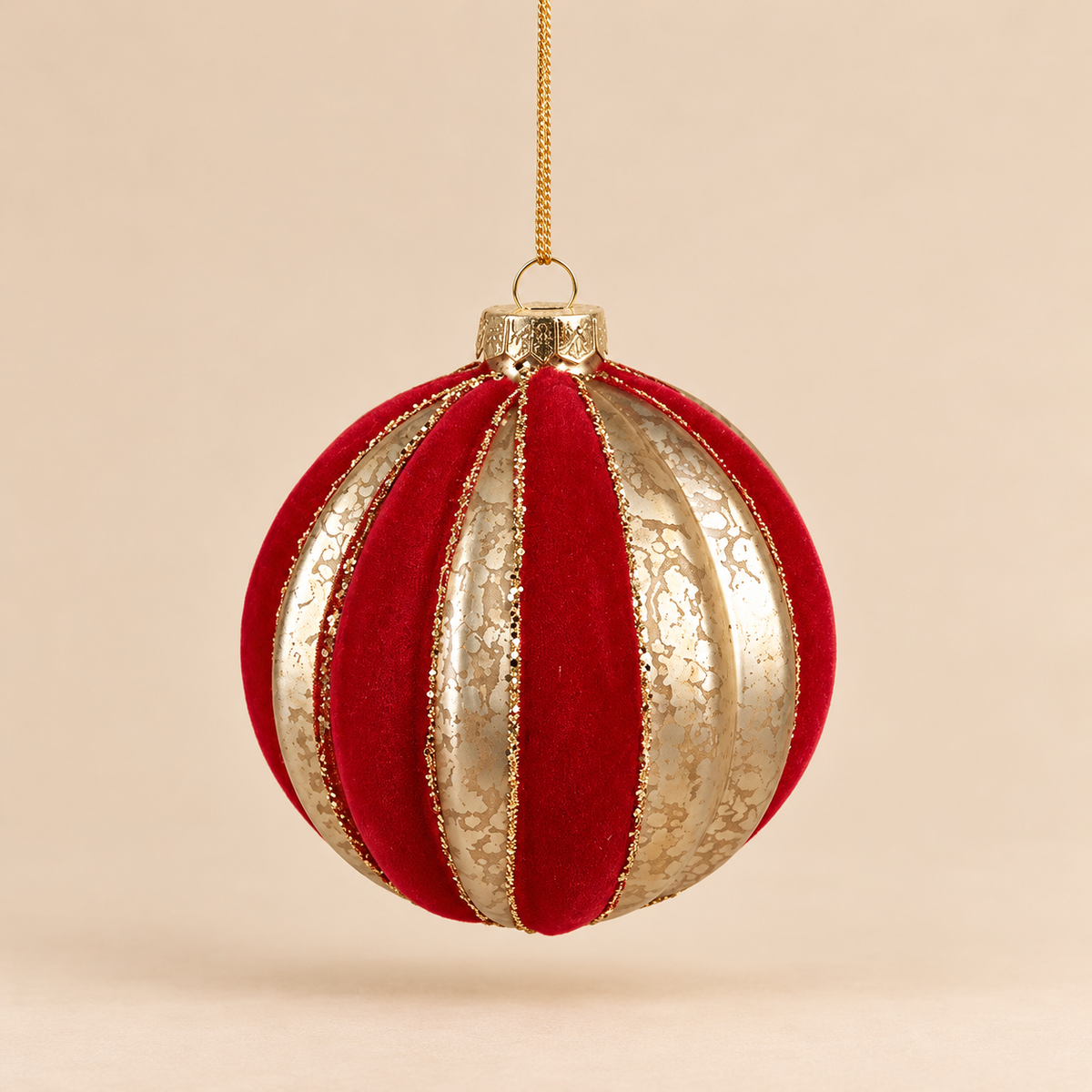 Sfera di Natale in Vetro Rosso Vellutato e Champagne Anticato con Spicchi Glitterati – Ø 10 cm