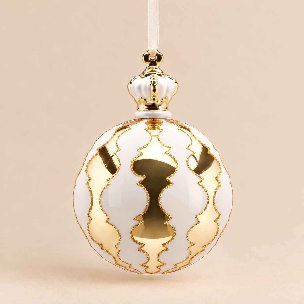 Sfera di Natale in Vetro e Porcellana Bianco Lucido con Decori Barocchi Oro e Corona – Ø 10 cm