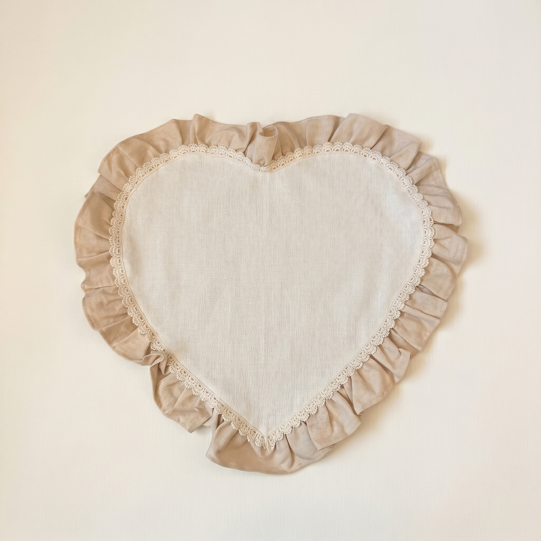 Tovaglietta cuore con volant beige